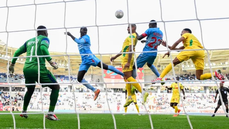 Mbemba&rsquo;s handball led to a bizarre moment in the match