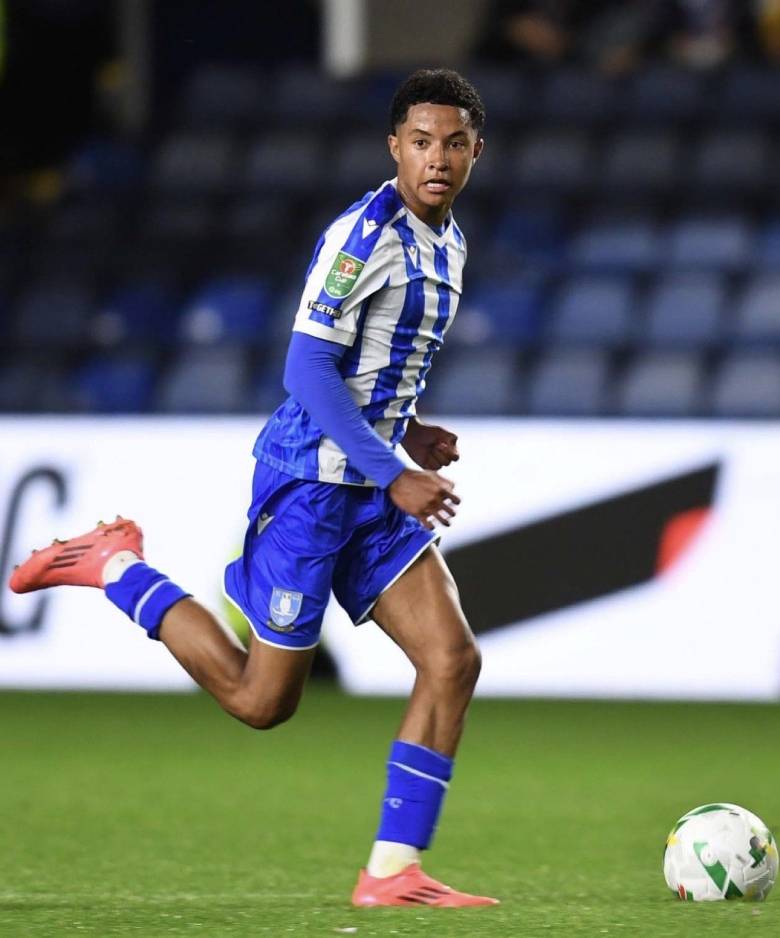 Liverpool and Manchester United are set for a fierce battle to secure Alao&rsquo;s signature